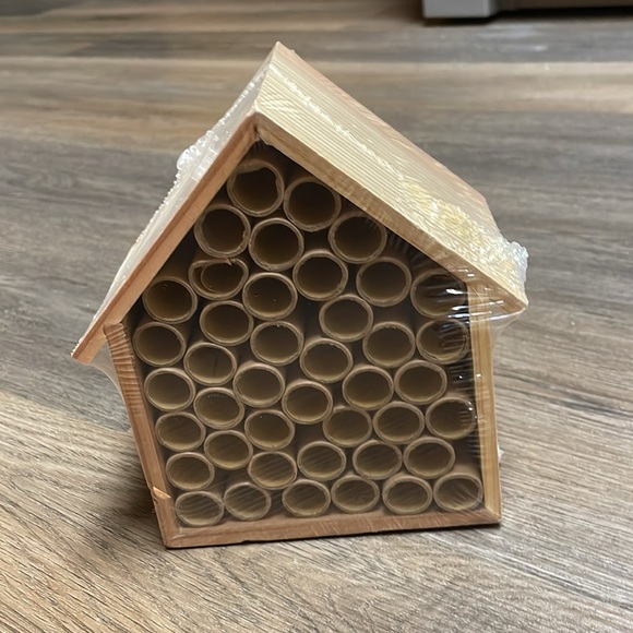 New Bee 🐝 Bug Hotel Classic House Shape  Triangle Hanger 6.5"x 6" - Picture 6 of 7